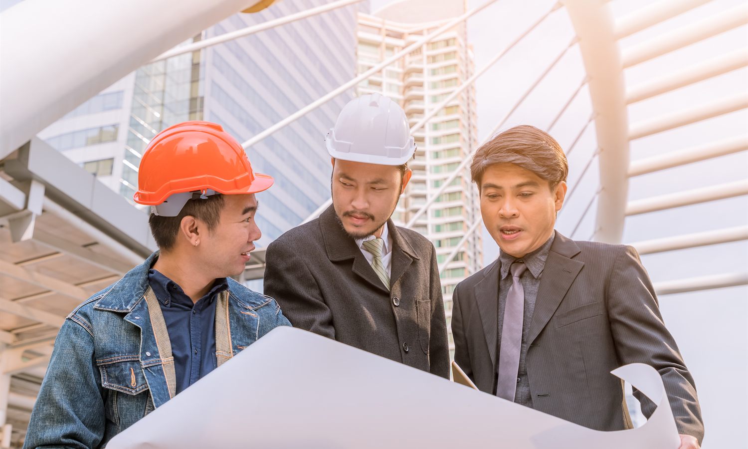 Kỹ sư trao đổi bản vẽ, kiểm soát chất lượng tại công trình