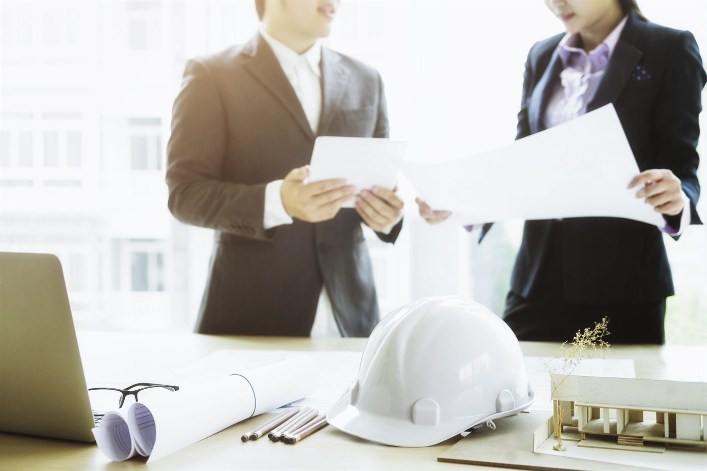 Người hướng dẫn cùng nhân sự mới trao đổi bản vẽ